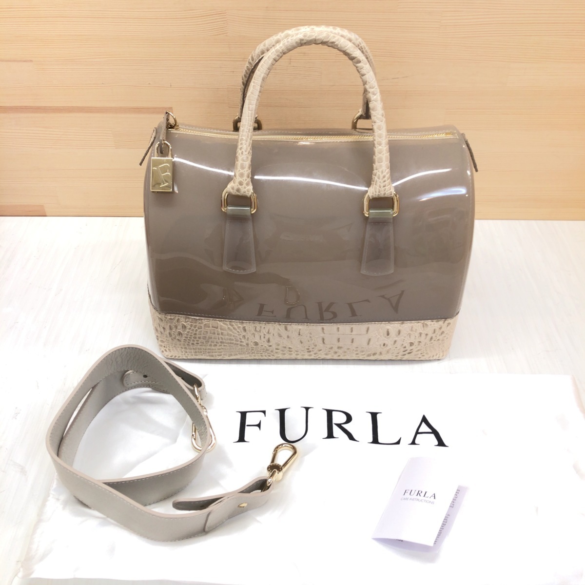 ◇美品 FURLA パイソン型押し カデナ ショルダー付き レザー 