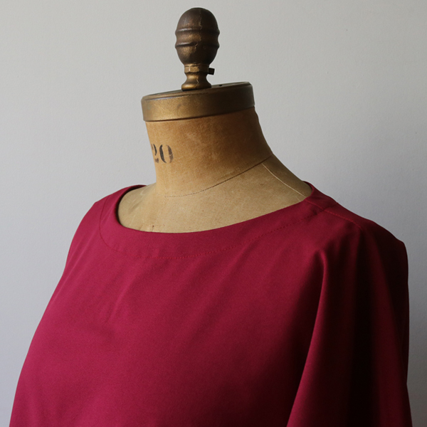 ■最終SALE■　涼やか　とろみ素材でつくる　上品な大人甘め　フリル袖　ゆったり身幅 シャツ　ブラウス　渋レッド H74A 23区 L(ニジュウサンク trois 上品レディに格上げ。シアー短丈とろみブラウス | yakkoの「鶴屋で発見！」｜食品