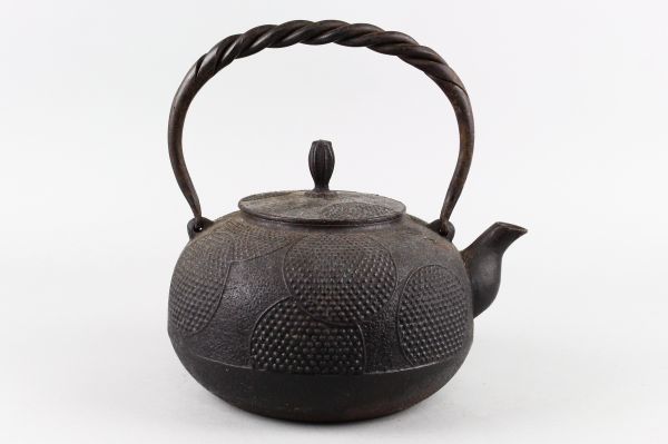  9098 守臣 鉄瓶 煎茶道具(鉄瓶)｜売買されたオークション情報、yahooの商品情報をアーカイブ公開 - オークファン 鉄瓶