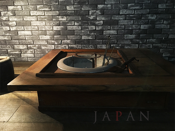 旧家 蔵出し品 木製 角火鉢 灰 五徳 灰ならし付 囲炉裏 江戸 引出 家具