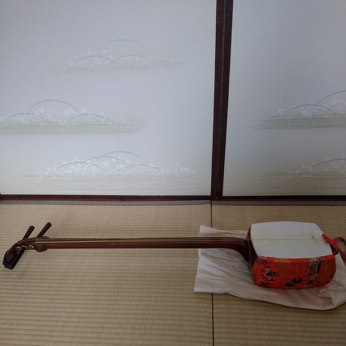 希少民謡三味線 細棹 花梨 正寸 3分割 丸打胴 民謡 三味線 花