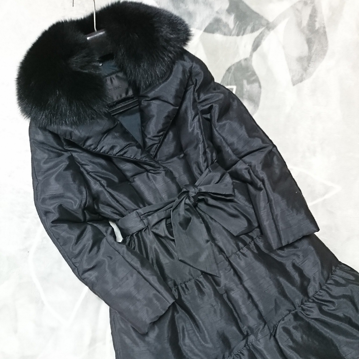 to be chic フォックス シルクタフタ風 ダウンロングコート 黒 