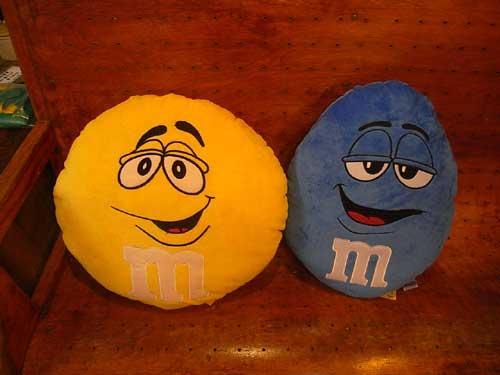 【 M&M's 】 ふわふわ クッション 青 & 黄ペア エムアンドエムズ