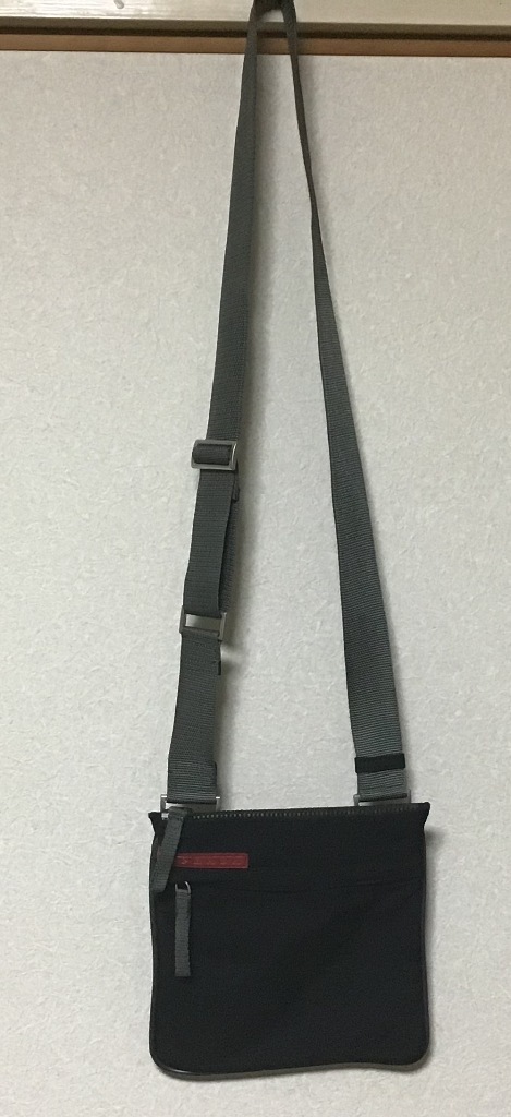 驚きの破格値，本物保証 プラダ バッグ 鞄 カバン かばん PRADA 黒 ナイロン ショルダーバッグ 小さ目(ショルダーバッグ)｜売買されたオークション情報、yahooの商品情報をアーカイブ公開 - オークファン かばん、バッグ