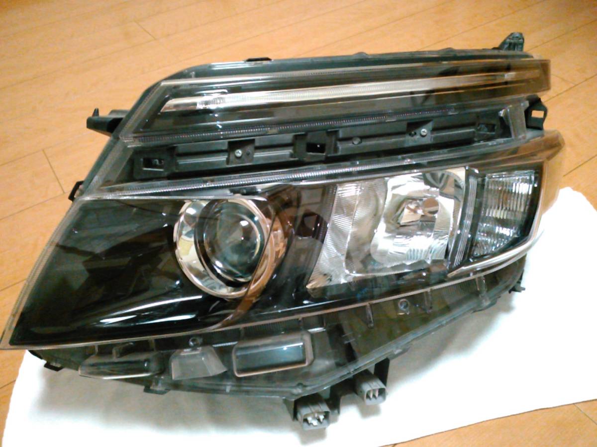 80ヴォクシー 新品ヘッドランプユニット左 品番： パーツ 81170-28D01