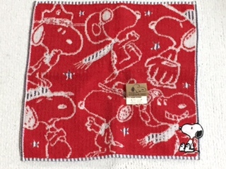 未使用タグ付☆Vintage　ＰＥＡＮＵＴＳ　スヌーピー　ハンカチタオル　赤　ハンカチ　♪　○146_1
