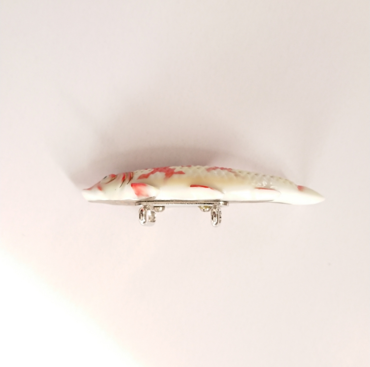 有田焼 俊兼 帯留 在銘 錦鯉 陶器 陶芸装身具 桐箱(帯留め)｜売買され 