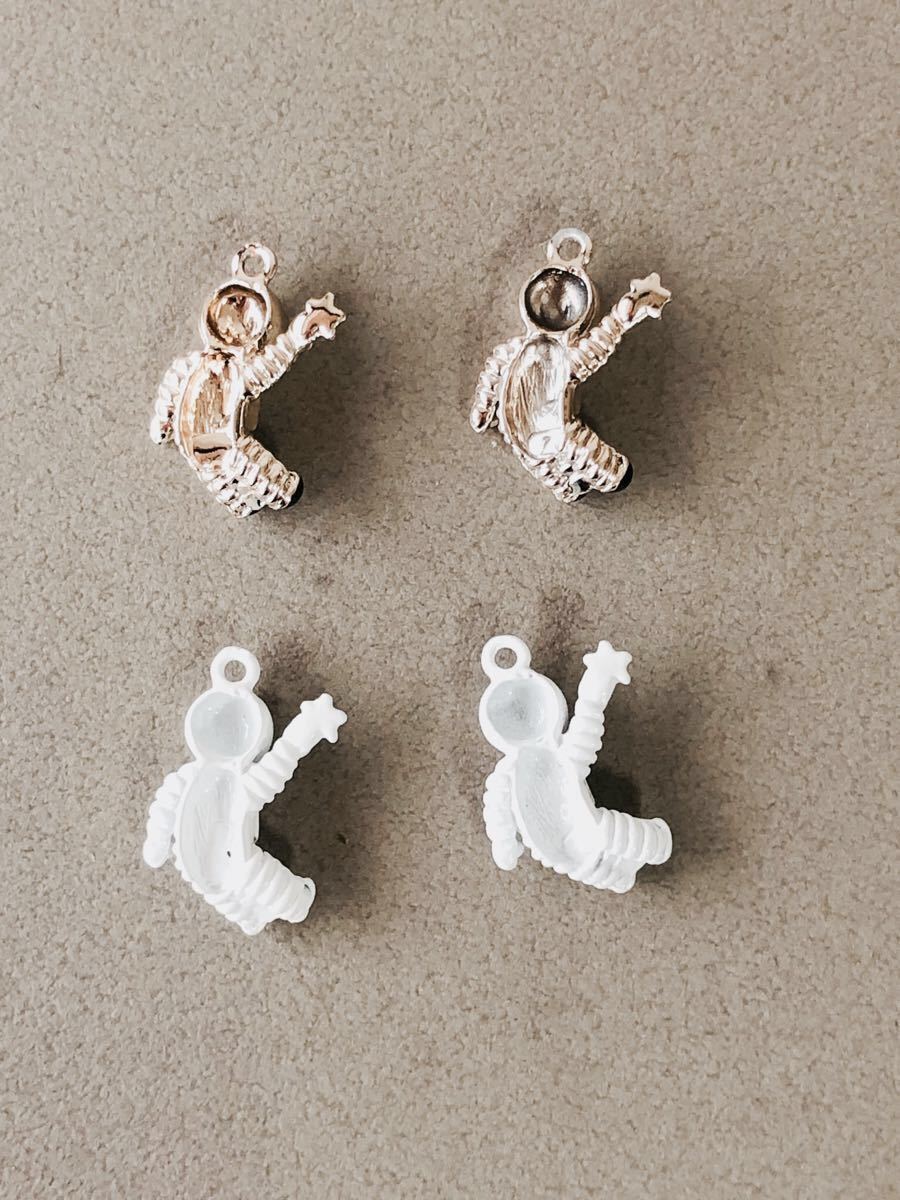 ☆送料無料☆4個 宇宙飛行士チャーム(ホワイト&ゴールド)メタルパーツ アクセサリー 材料_2