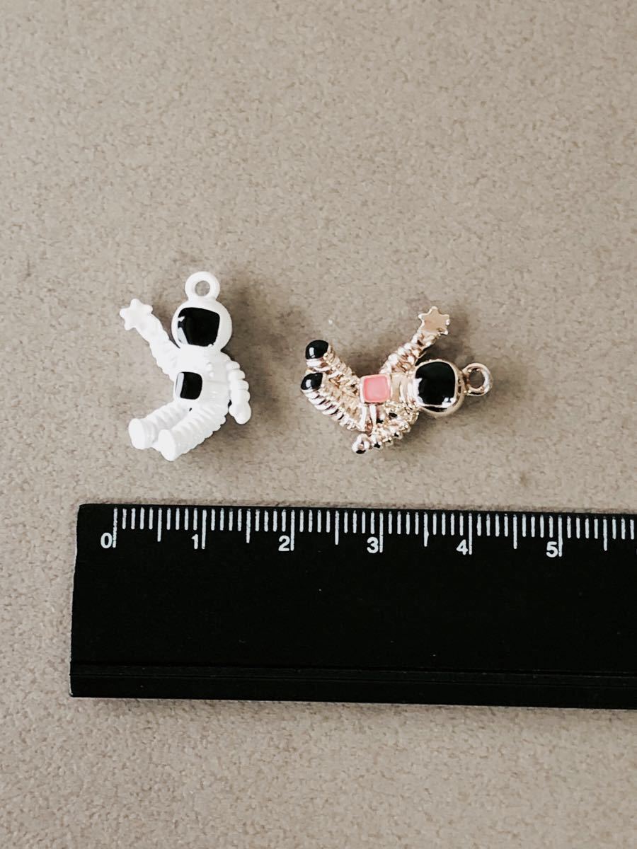 ☆送料無料☆4個 宇宙飛行士チャーム(ホワイト&ゴールド)メタルパーツ アクセサリー 材料_3