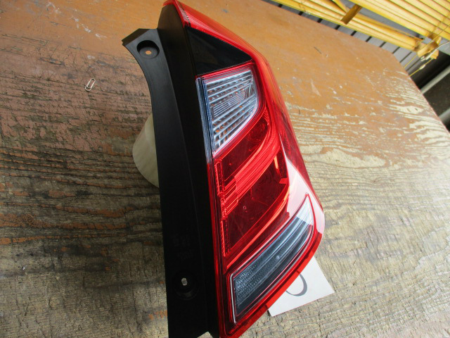 フィット DAA-GP5 左テールランプ ハイブリッド Sパッケージ AT