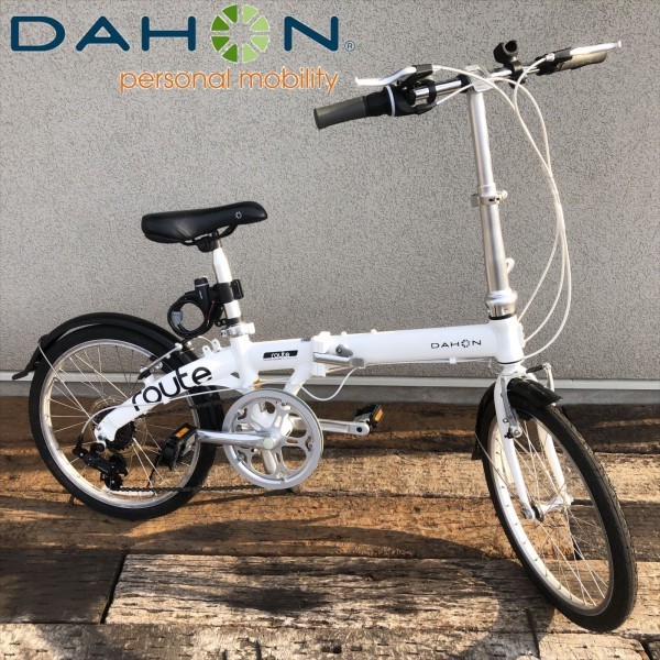 低価，大人気 DAHON ROUTE 7段変速 おそらく16年モデル ダホン ルート 20インチ 折りたたみ自転車 折畳 クラウドホワイト バイク カゴ付き 手渡歓迎(20インチ～)｜売買されたオークション情報、yahooの商品情報 20インチ～