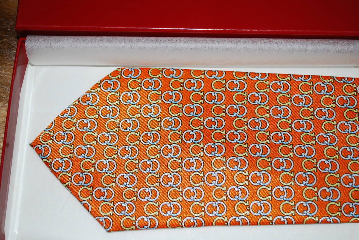 ☆新品同様☆フェラガモシルク100％ネクタイ　ネクタイ専用箱付き☆