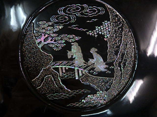 ◇李朝漆器【木製 螺鈿絵の飾り盆】きらびやかなお品です！直径35.5