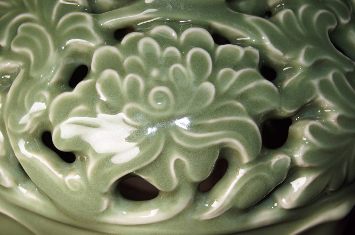 最上の逸品□加藤渓山 作□ 天龍寺青磁 龍双耳 牡丹唐草 二重透彫 連弁