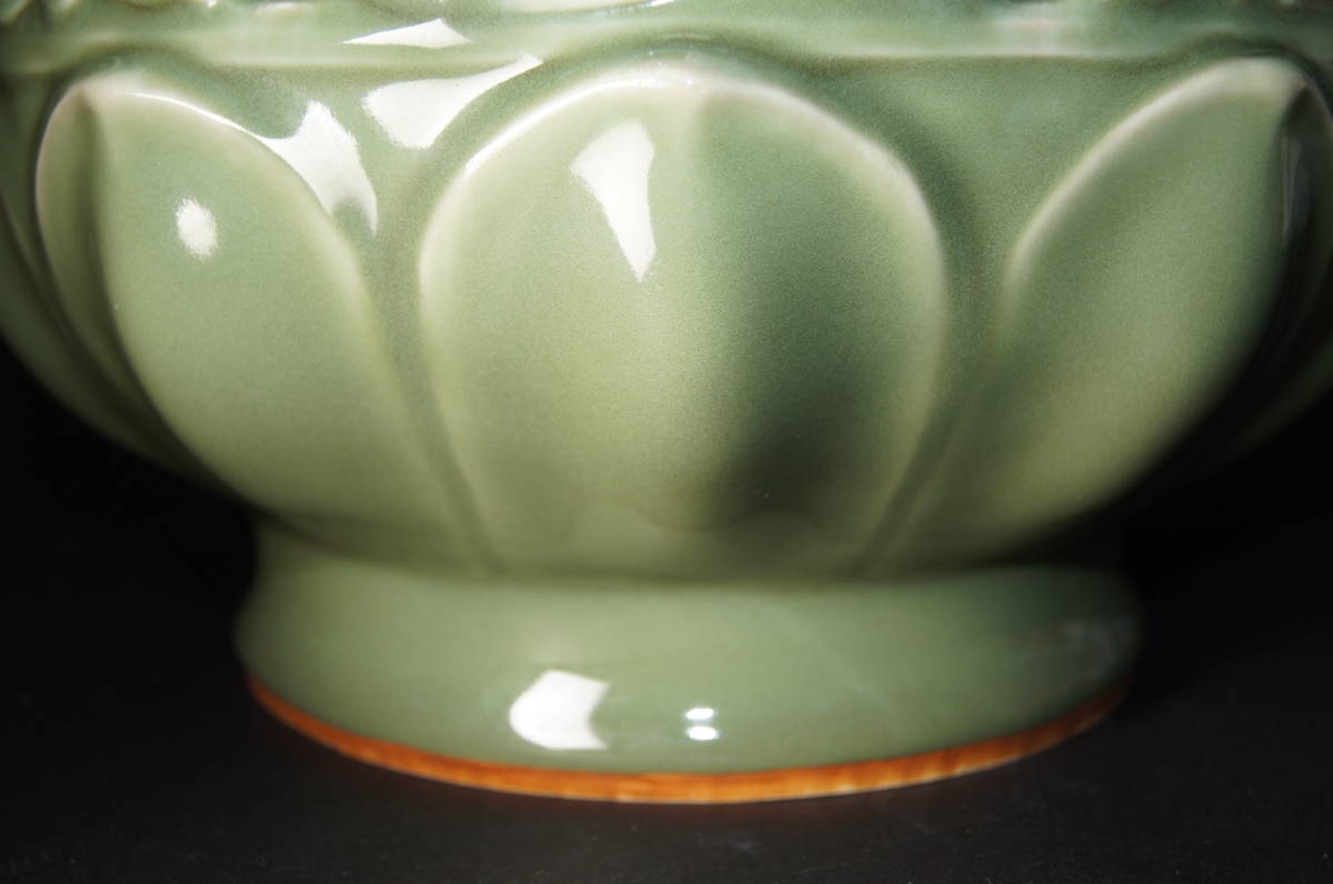 最上の逸品□加藤渓山 作□ 天龍寺青磁 龍双耳 牡丹唐草 二重透彫 連弁