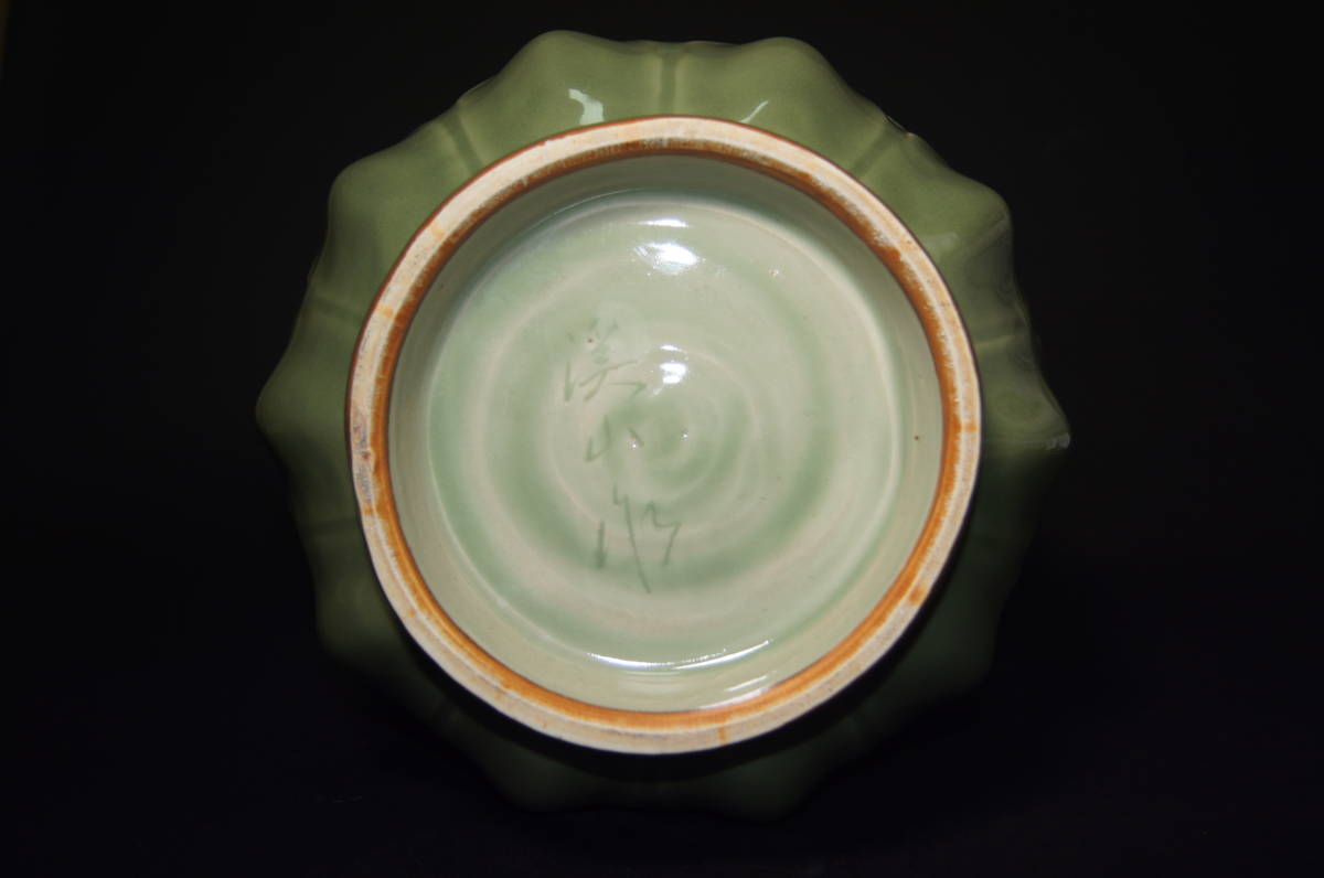 最上の逸品□加藤渓山 作□ 天龍寺青磁 龍双耳 牡丹唐草 二重透彫 連弁