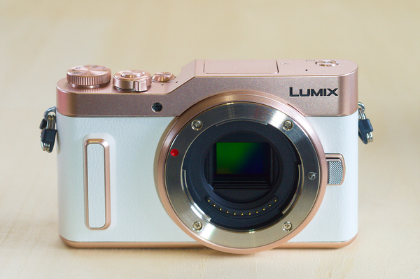 Lumix DC-GF10 ホワイト　本体　MicroSDカード付き　送料込み