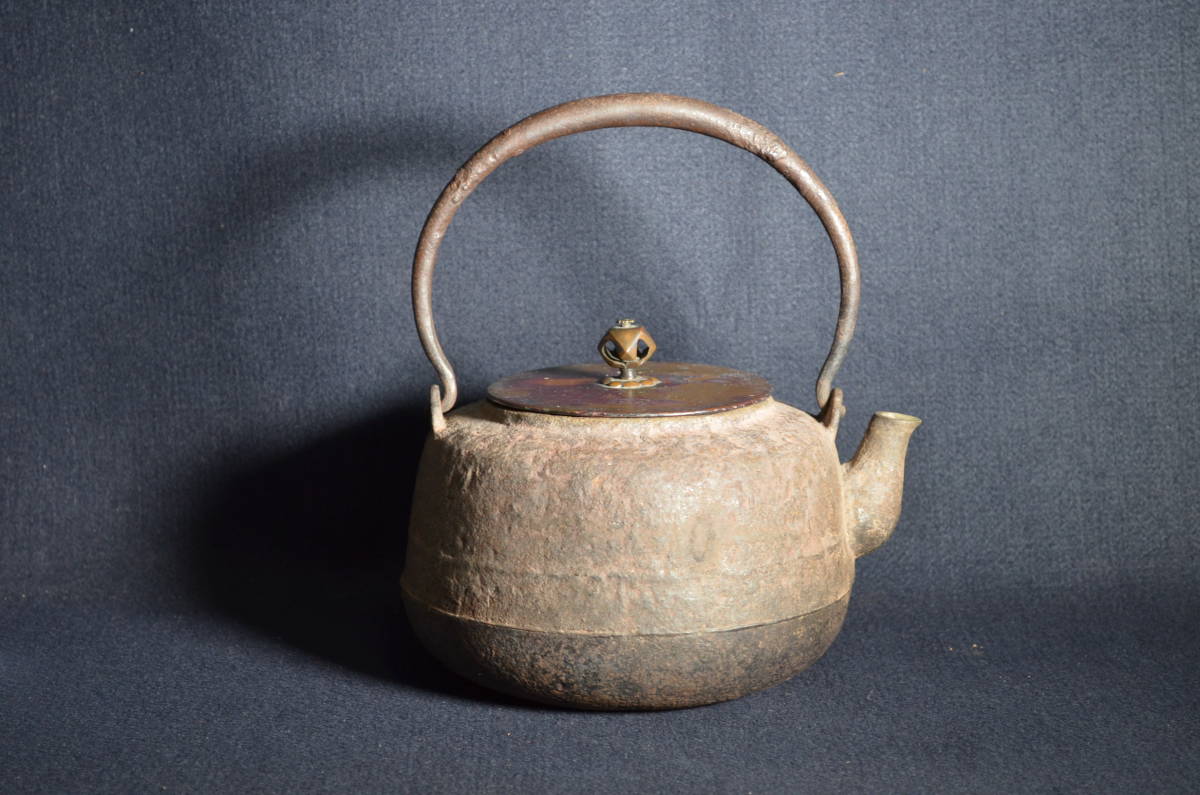 鉄瓶　葡萄の図　釜師　佐平　共箱入 鉄瓶 葡萄の図 釜師 佐平 共箱入 鉄瓶 葡萄の図 釜師 佐平 共箱入 N632