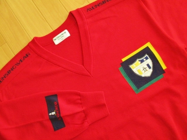 限定SALE，SALE １円 マンシング Munsingwear 豪華エンブレム刺繍ウール100％素材Vネック長袖セーターLL レッド 日本製(セーター)｜売買されたオークション情報、yahooの商品情報をアーカイブ公開 - オークファ セーター