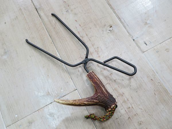 最安値，爆買い ハンドメイド スタッグハンドルの薪ばさみ 全長29.3cm 検索用&rArr; 火ばさみ/ファイヤープレーストング/炭ばさみ/キャンプ/BBQ/焚き火 #6(キャンプ、アウトドア用品)｜売買されたオークション その他