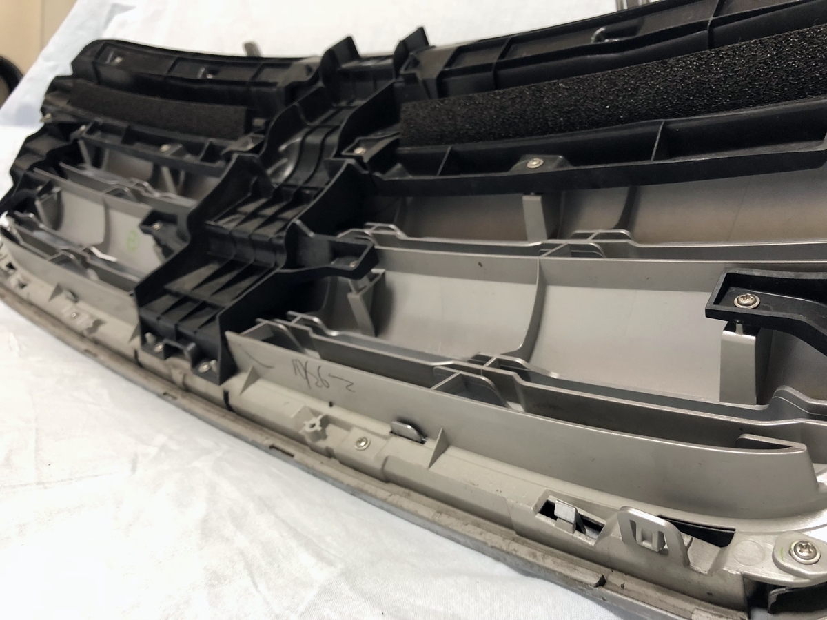 人気の中古品 スバル レガシィ アウトバック BS9 前期 純正 フロントグリル