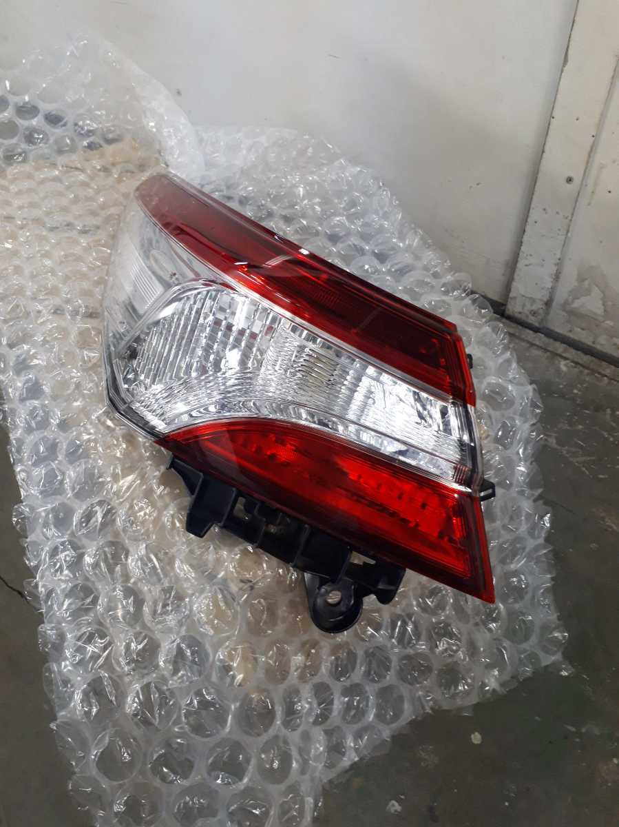 良品】カムリハイブリッドAXVH70左テールランプユニット