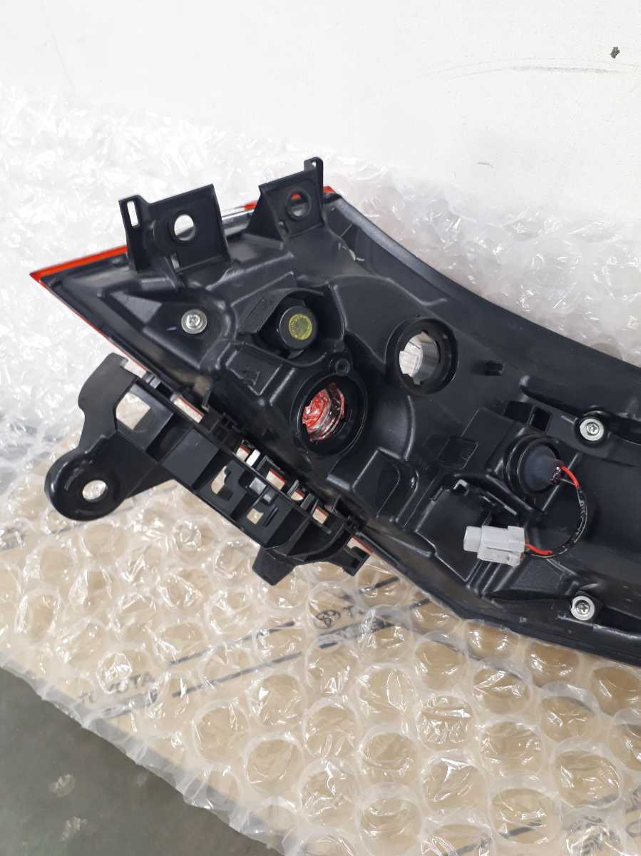 良品】カムリハイブリッドAXVH70左テールランプユニット