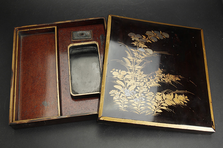 時代物 流時代漆器 箱付 JS063 黒塗花唐草蒔絵内梨地硯箱 - 抱き鬼柏