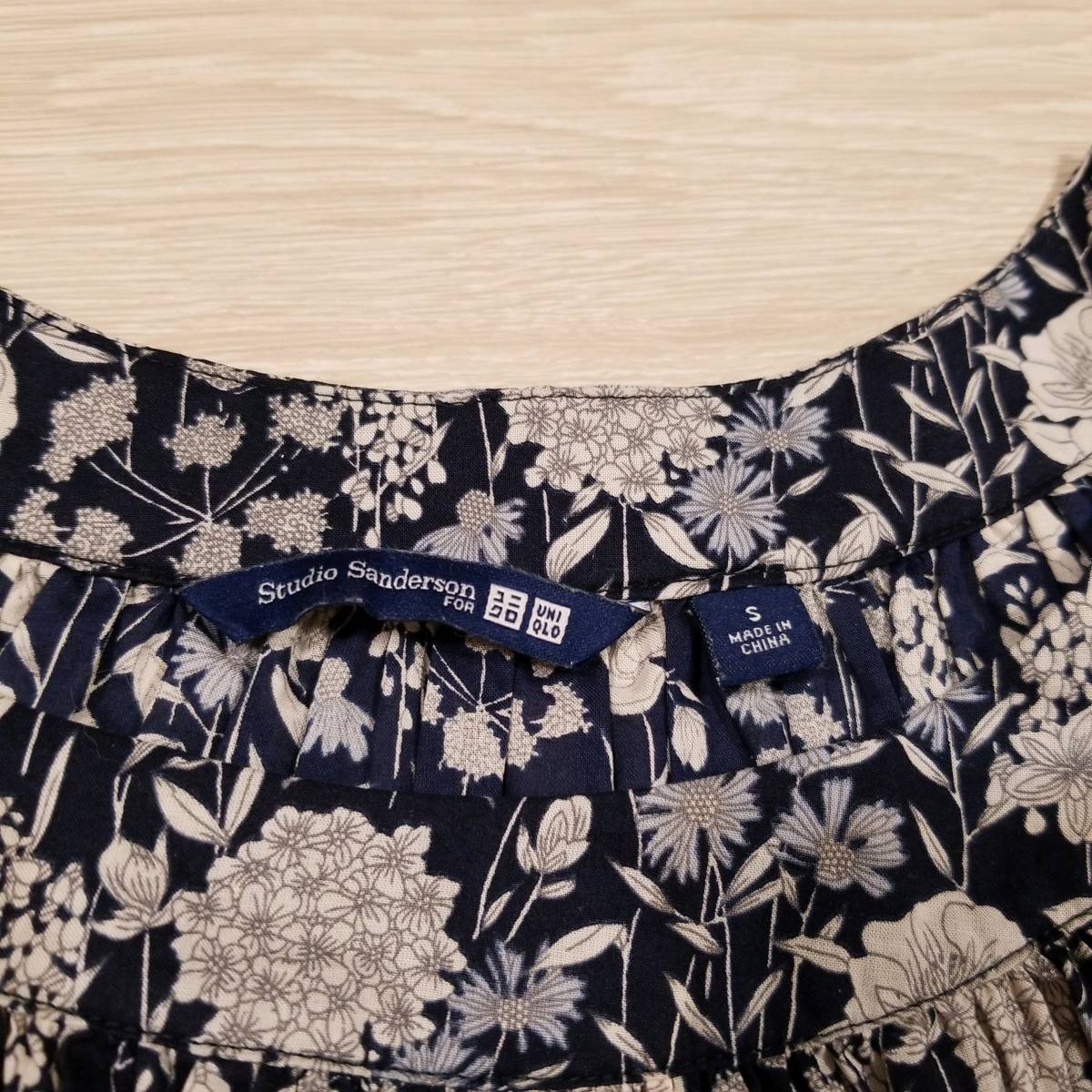 H297 Uniqlo Studio Sanderson スタジオサンダーソン S 花柄 シャツ ギャザー ブラウス 七分袖 ネイビー系 紺系 綿100 コットン 長袖シャツ 売買されたオークション情報 Yahooの商品情報をアーカイブ公開 オークファン Aucfan Com