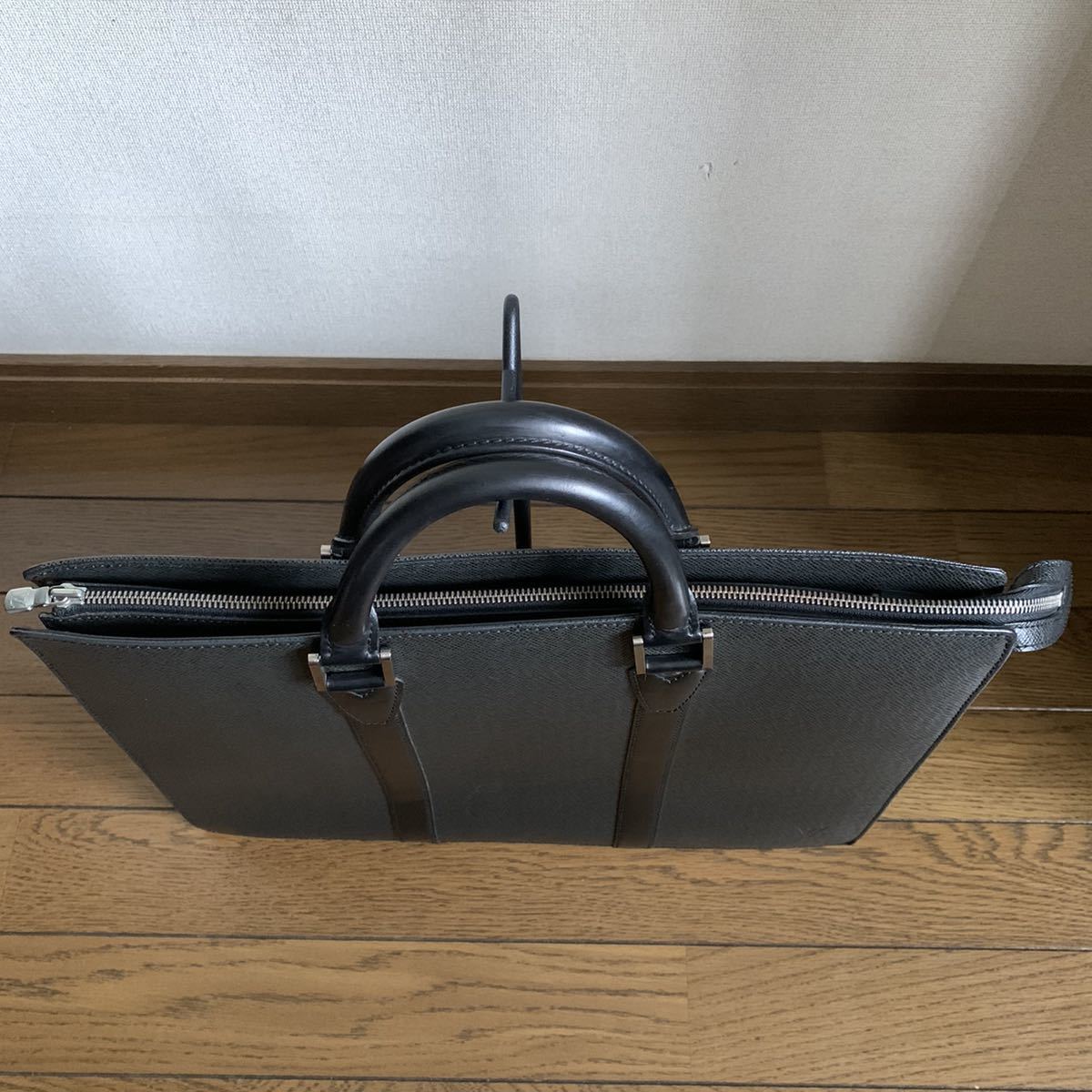 美品 LOUIS VUITTON ルイヴィトン タイガレザー ポルトドキュマン