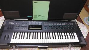 YAMAHA DX7Ⅱ-FD・ハードケース・カートリッジ・譜面台付き よろし