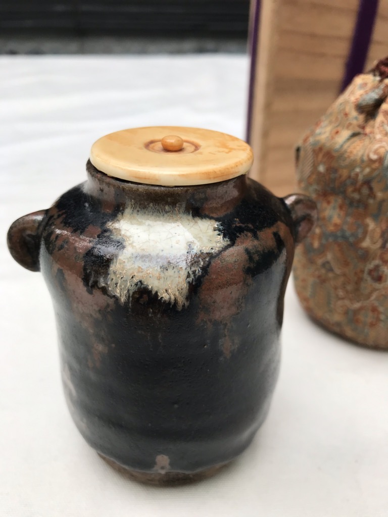 茶道具 茶入 肩衝茶入 (日本の陶磁 の落札相場 仕覆 「茶入」唐津 |