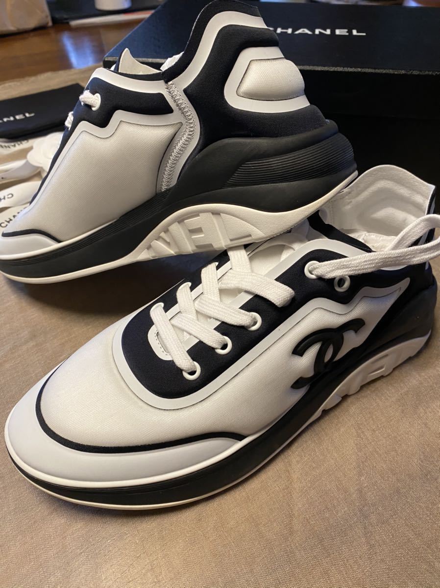 品 Chanel トレーナーズスニーカー シャネルスニーカー ホワイトブラック 41 27cm メンズ シャネルブティック購入 男性用 売買されたオークション情報 Yahooの商品情報をアーカイブ公開 オークファン Aucfan Com