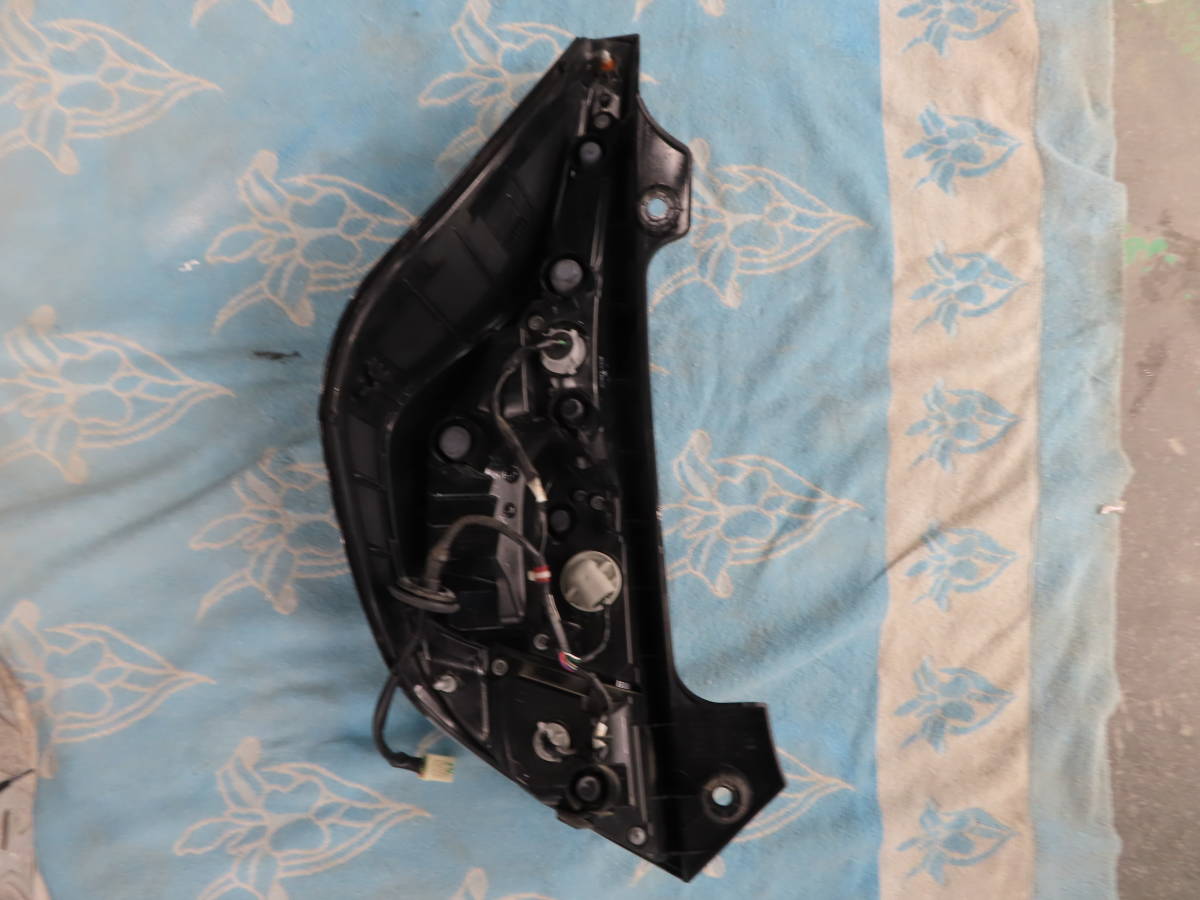 トヨタ アクア 中期 右テールランプ Stanley52-297 STANLEY アクア