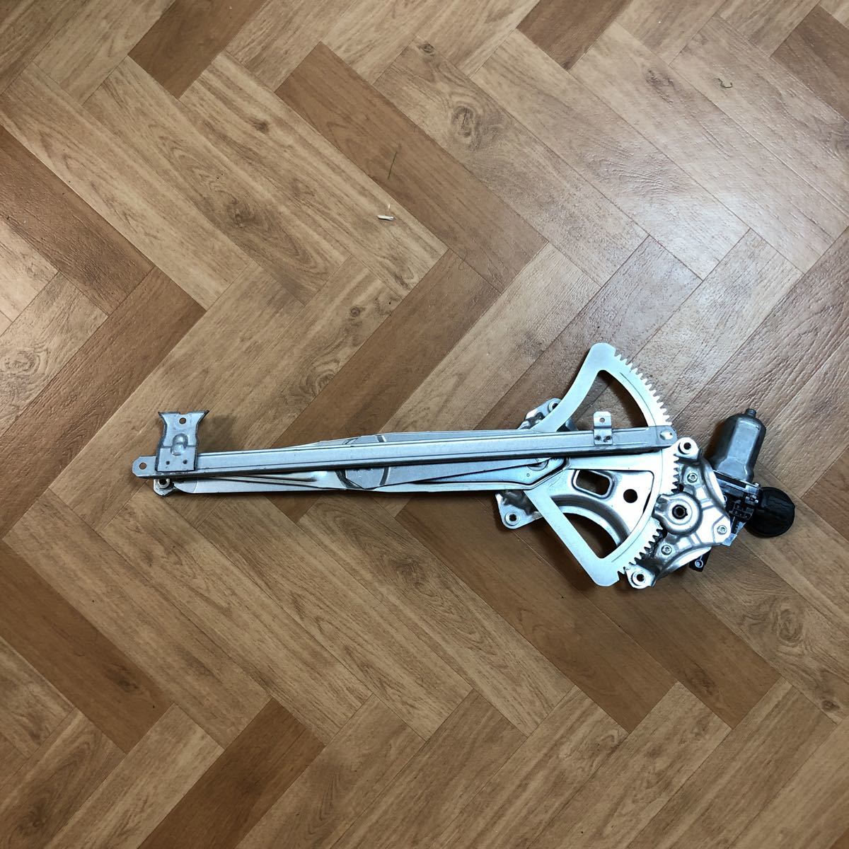 旬新作続々入荷 ハイエース 200系 パワーウィンドウ モーター 右 