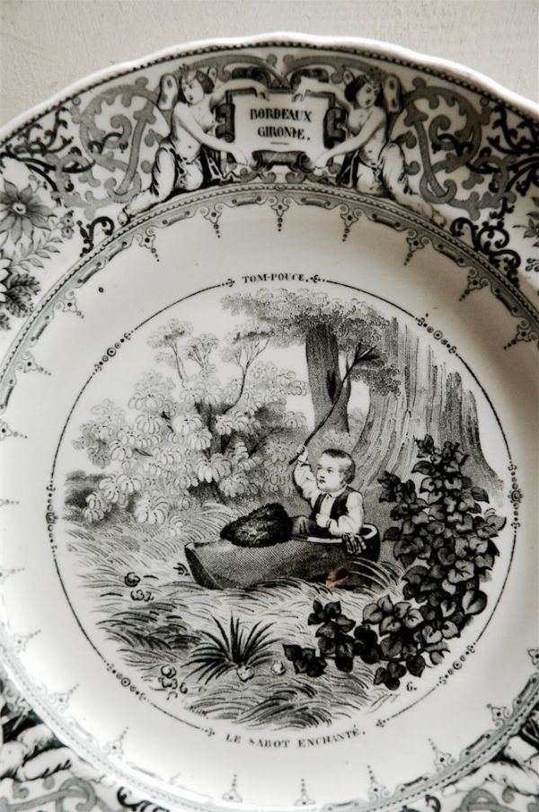 フランスアンティーク Vieillard Bordeaux　1800年代　親指トムのアンニュイなプレート　皿　半陶半磁　オブジェ 　童話　木靴