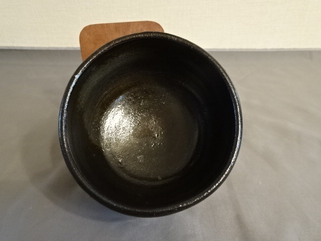 西岡良弘　彫唐津黒茶碗　力強い作品　共箱、共布
