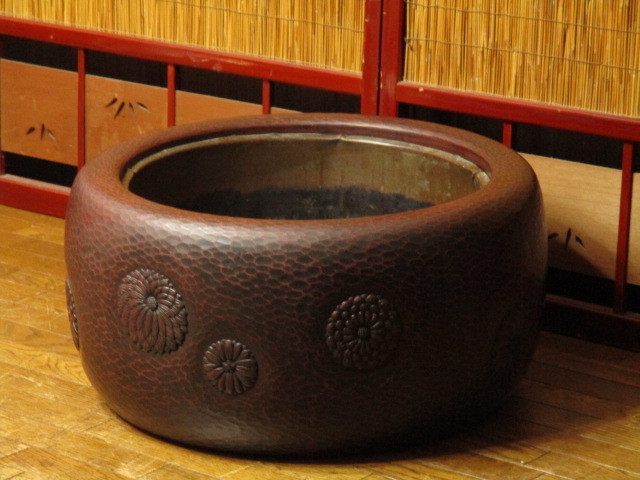 木製 鎌倉彫漆塗り 火鉢 菊紋様 伝統工芸品 火鉢 鎌倉彫 菊文様 - メルカリ