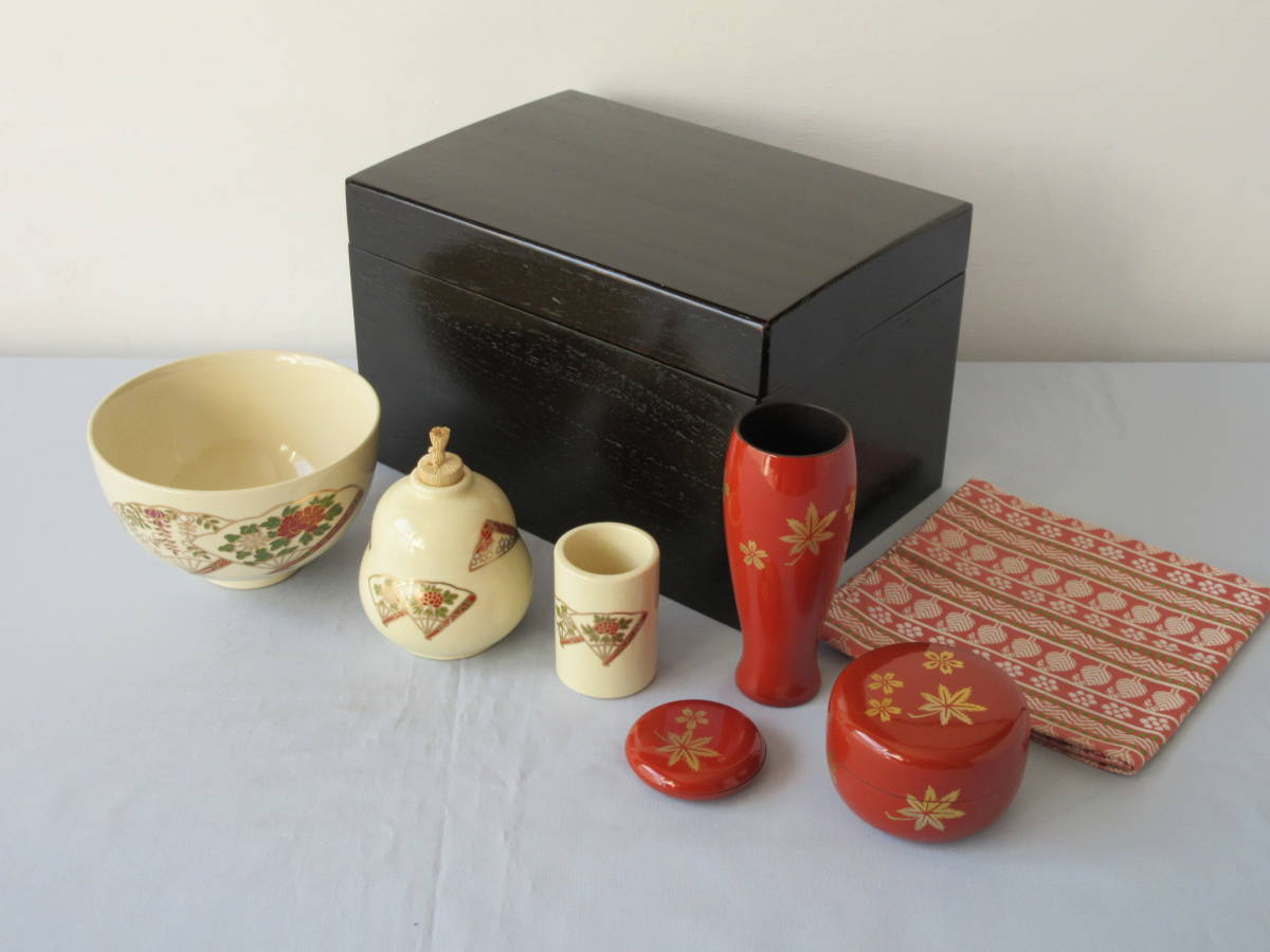 【黒塗　利休茶箱揃い】　【黒塗　茶箱8点セット】扇面文様・雲錦蒔絵3点セット　茶碗振出茶巾筒棗茶筅筒香合帛紗　茶道具野点漆器