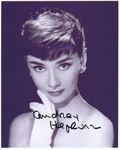 【超貴重】★オードリー・ヘプバーン★直筆サイン写真★証明書COA 20×25cm オードリーのYahoo!オークション(旧ヤフオク!)の相場・価格を見る