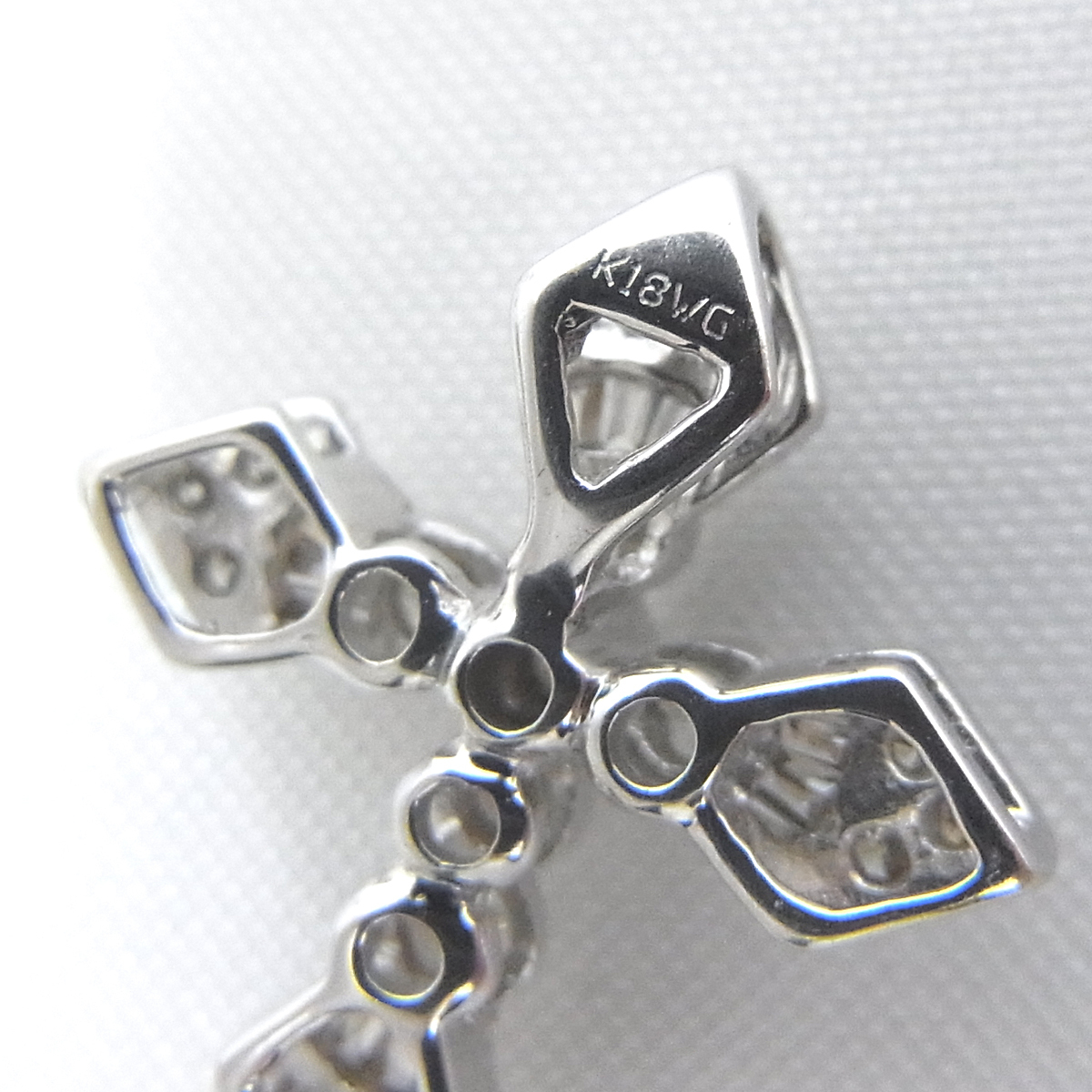 K18WG ダイヤモンドクロストップ 1.3g 幅：約15.3mm 高さ：約17.9mm 