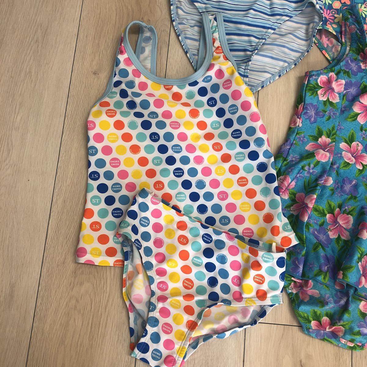 140サイズ 女の子水着 4点 おまとめ 140 135 144cm 売買されたオークション情報 Yahooの商品情報をアーカイブ公開 オークファン Aucfan Com