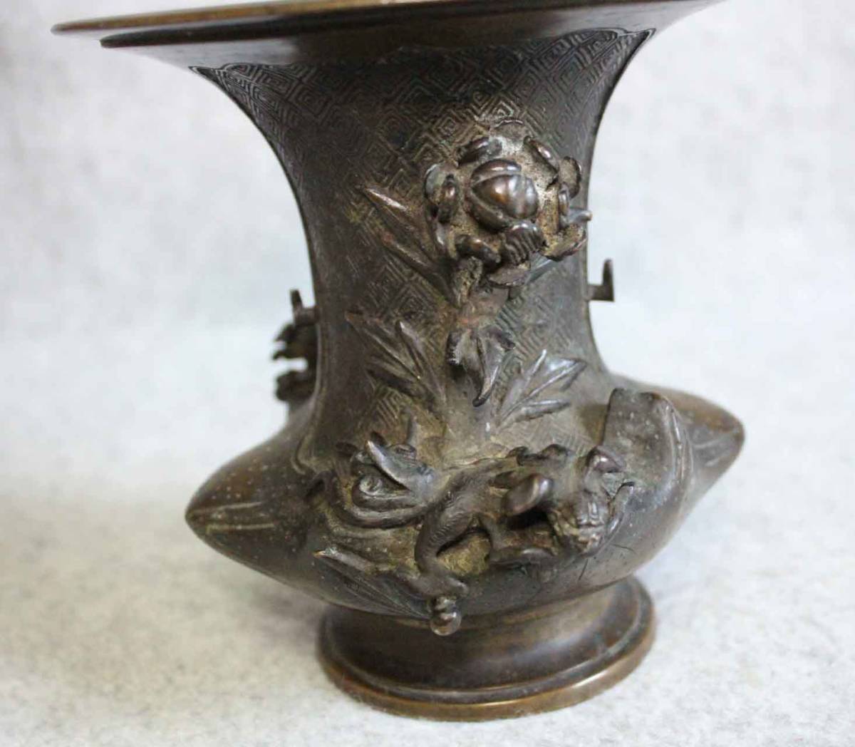 仏具☆花瓶 かひん 獅子盛上文☆唐獅子牡丹 古銅 シシ lion 草花