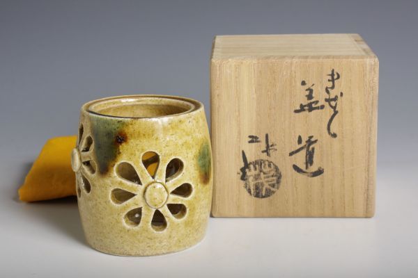 7120 茂 造 黄瀬戸 菊透し蓋置(共箱) 蓋置 茶道具 7120茂造黄瀬戸菊透