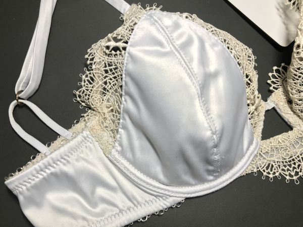 Peach John Pj Models Emily マット サテン ブラ ｃ７０ ピーチジョン ツルツル 光沢 70 売買されたオークション情報 Yahooの商品情報をアーカイブ公開 オークファン Aucfan Com