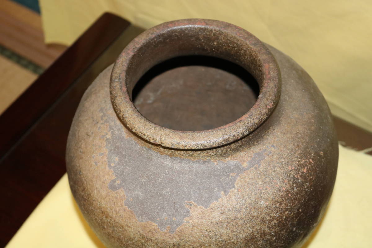 １条の裂目が光る剛直な佇まいの古常滑大壺　室町時代　古美術　六古窯　花呼ぶ器 1条の裂目が光る剛直な佇まいの古常滑大壺 室町時代 古美術 六古窯 花
