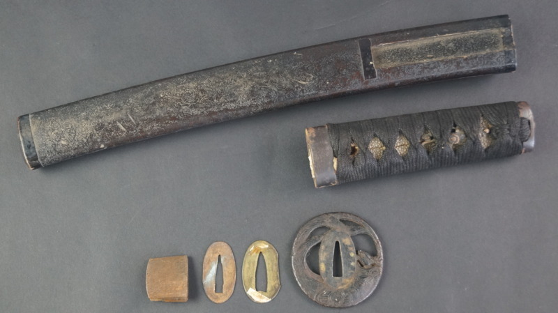 d21 日本刀 拵え 鍔 切羽 はばき 柄 鞘 5種 まとめて 鮫皮 刀装具 外装 時代物 商品詳細｜日本刀の通信販売刀剣 居合刀の柄・鍔・切羽・ハバキの交換｜肥後虎ブログ｜肥後虎-HIGOTORA - 日本刀装具 はせ川鍔（つば）・刀袋の 赤胴大鍔、龍縁頭、龍目貫、打刀拵え一式\u203b鑑定書や金工師銘が無いため