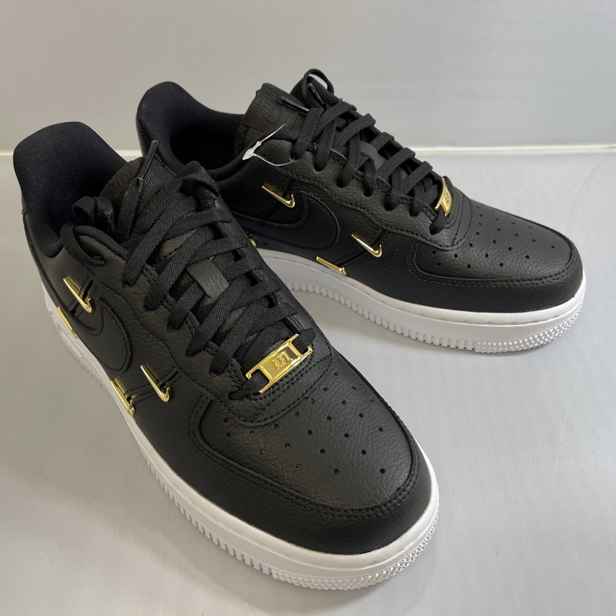 未使用 NIKE AIR FORCE 1 '07LX 22.5cm CT1990-001 ナイキ エアーフォースワン ブラック スニーカー ローカット シューズ タグ 箱付