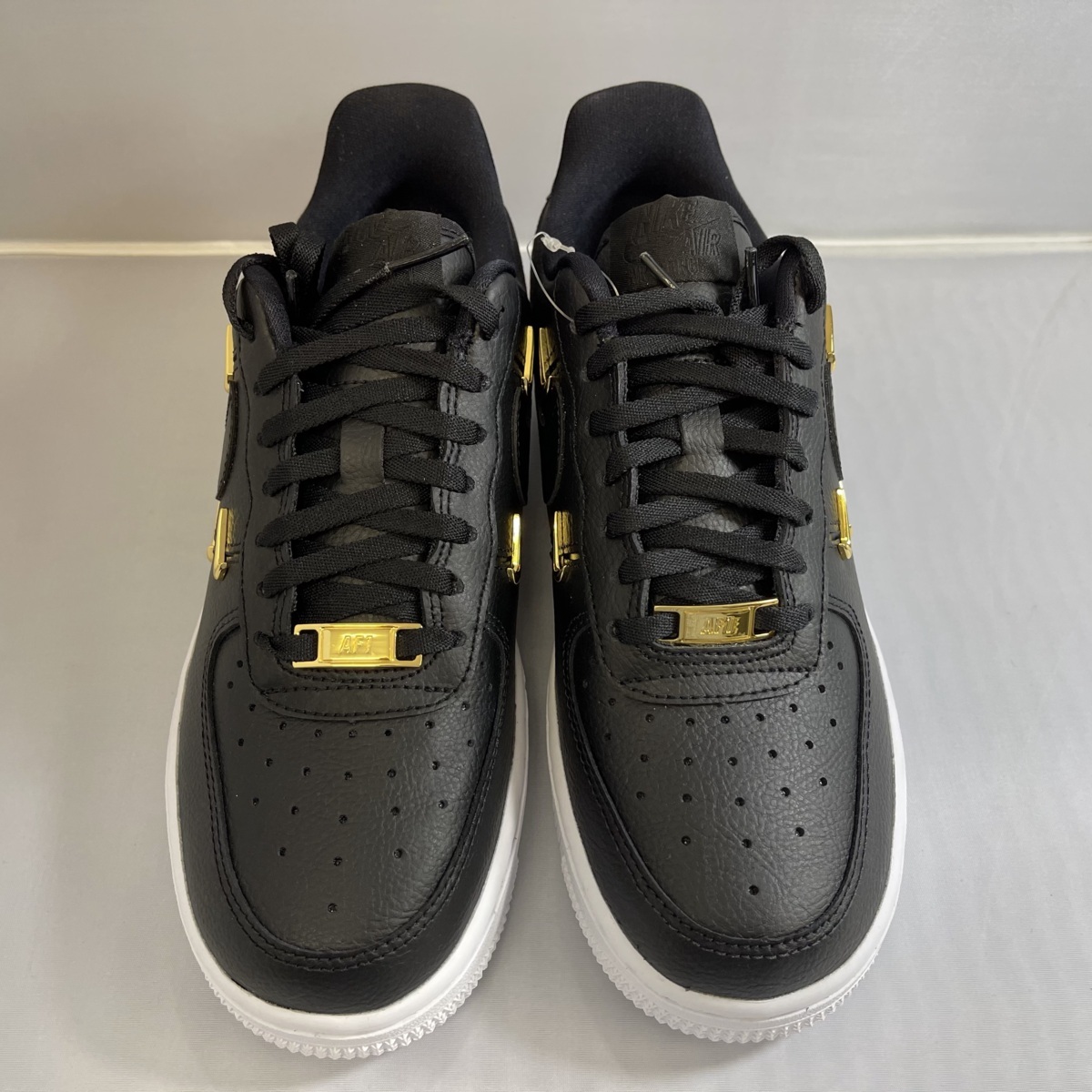 未使用 NIKE AIR FORCE 1 '07LX 22.5cm CT1990-001 ナイキ エアーフォースワン ブラック スニーカー ローカット シューズ タグ 箱付