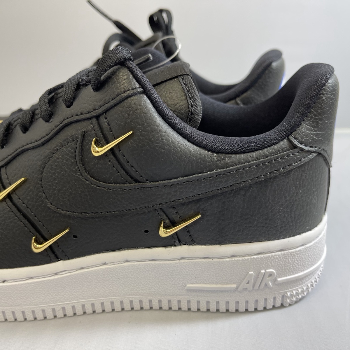 未使用 NIKE AIR FORCE 1 '07LX 22.5cm CT1990-001 ナイキ エアーフォースワン ブラック スニーカー ローカット シューズ タグ 箱付